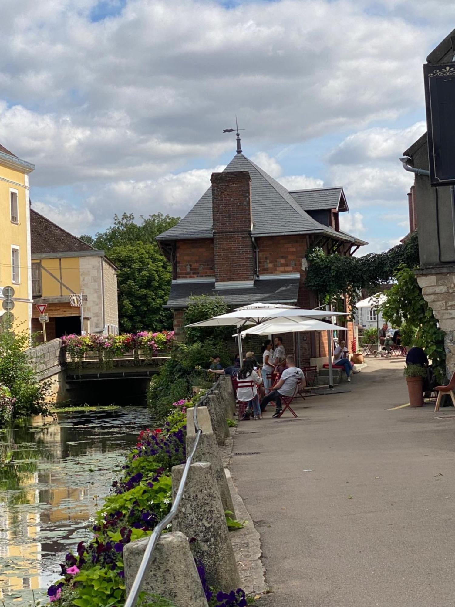 Le Merrain Gite Plein Coeur De Chablis Exterior foto